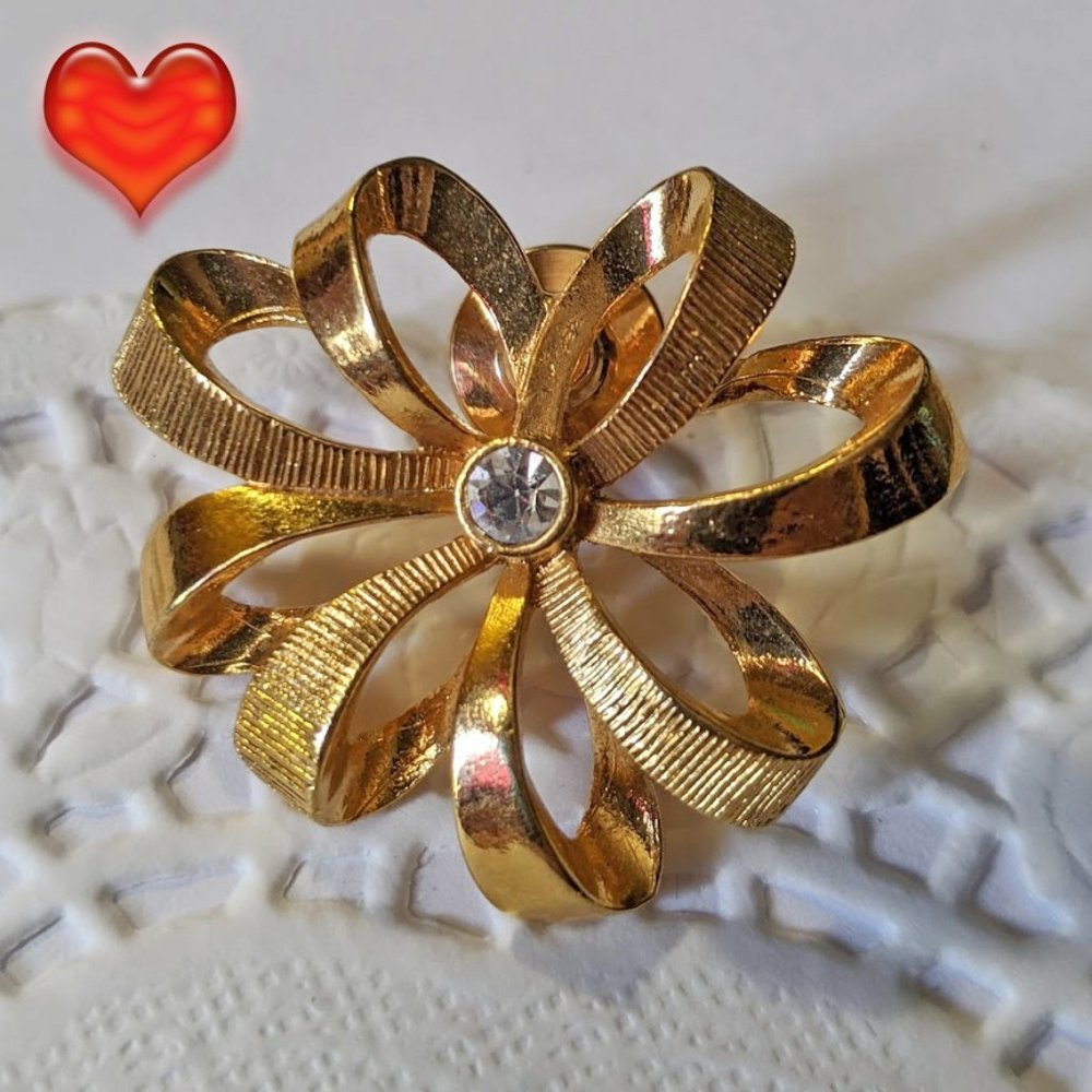 Vintage Avon 1990 "Ribbon Sparkle" Rhinestone Holiday  Bow Brooch Pin Gold Tone